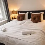 בית נופש Tilburg 2Br Apartment, Group Friendly With Kitchen טילבורג