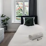 בית נופש Tilburg 2Br Apartment, Group Friendly With Kitchen *