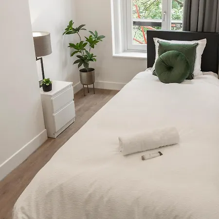 Vakantiehuis New 2br With Wifi Close To Center