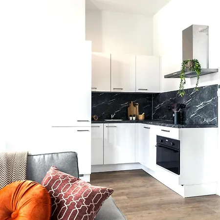 New 2br With Wifi Close To Center 펜션 *