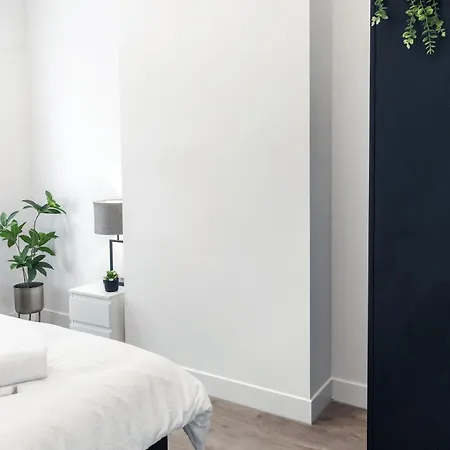 2br Apartment, Group Friendly With Kitchen