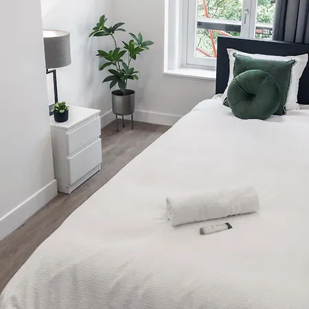 2br Apartment, Group Friendly With Kitchen *