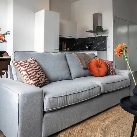 2br Apartment, Group Friendly With Kitchen * Tilburg